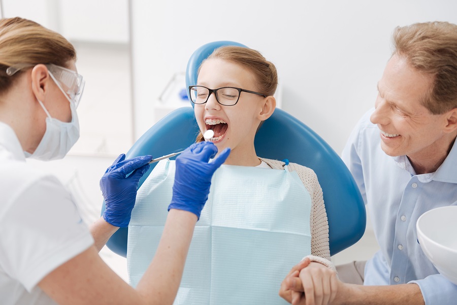 girl-with-father-at-dentist