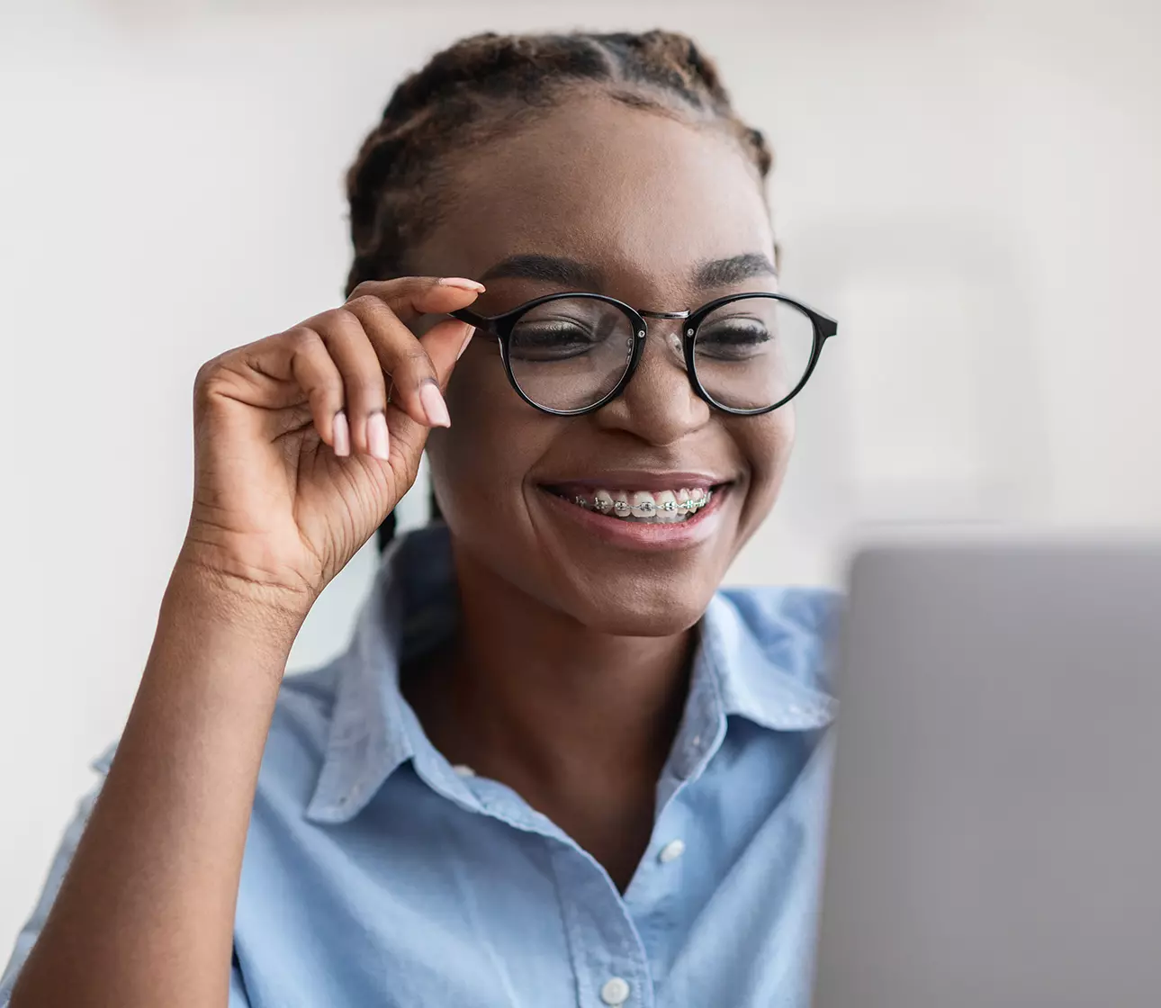 girl-with-glasses-and-braces