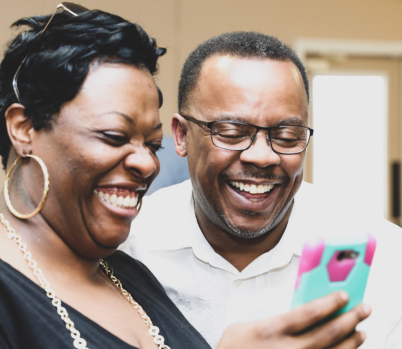 couple-smiling-at-phone