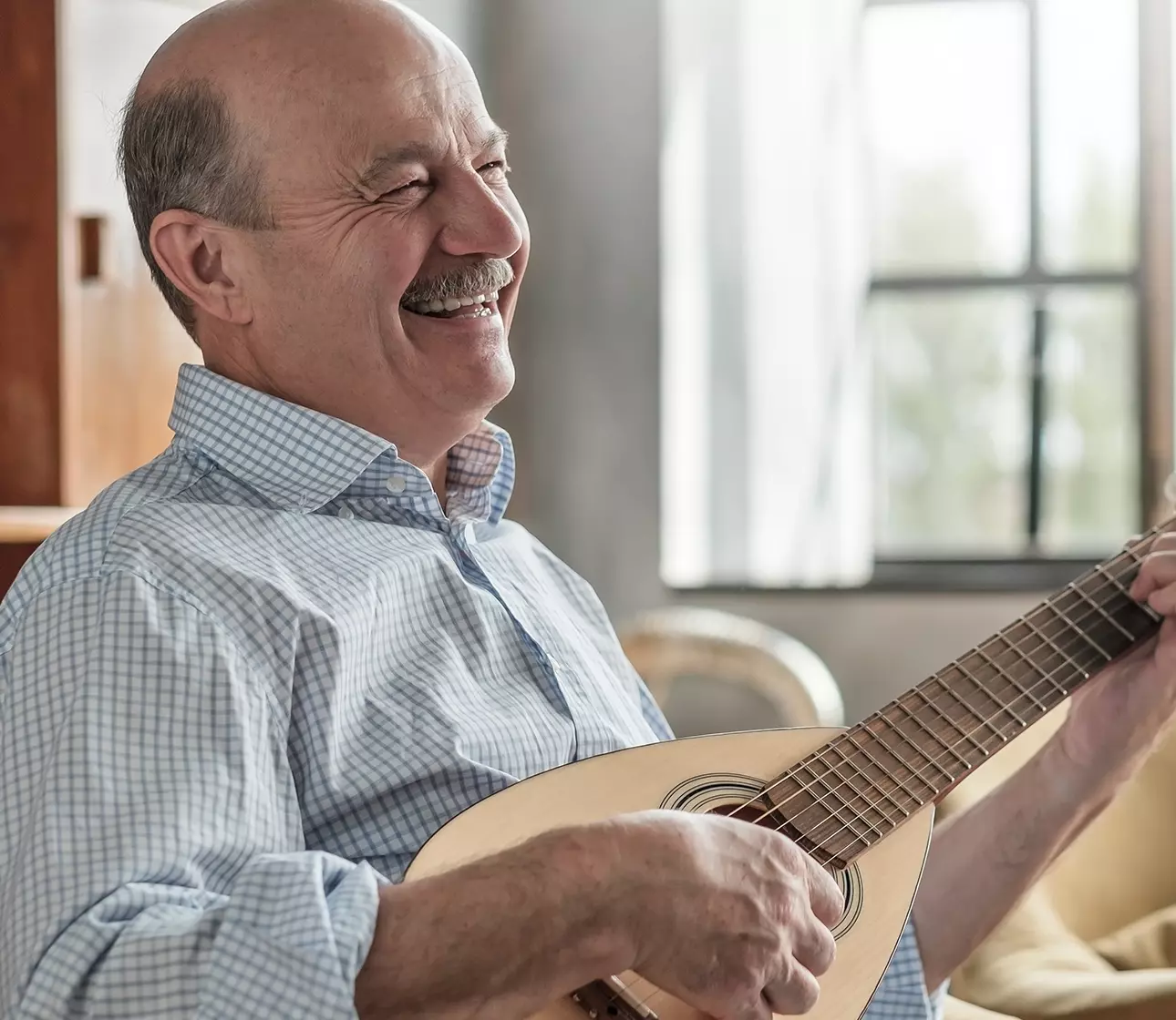 man-playing-the-banjo